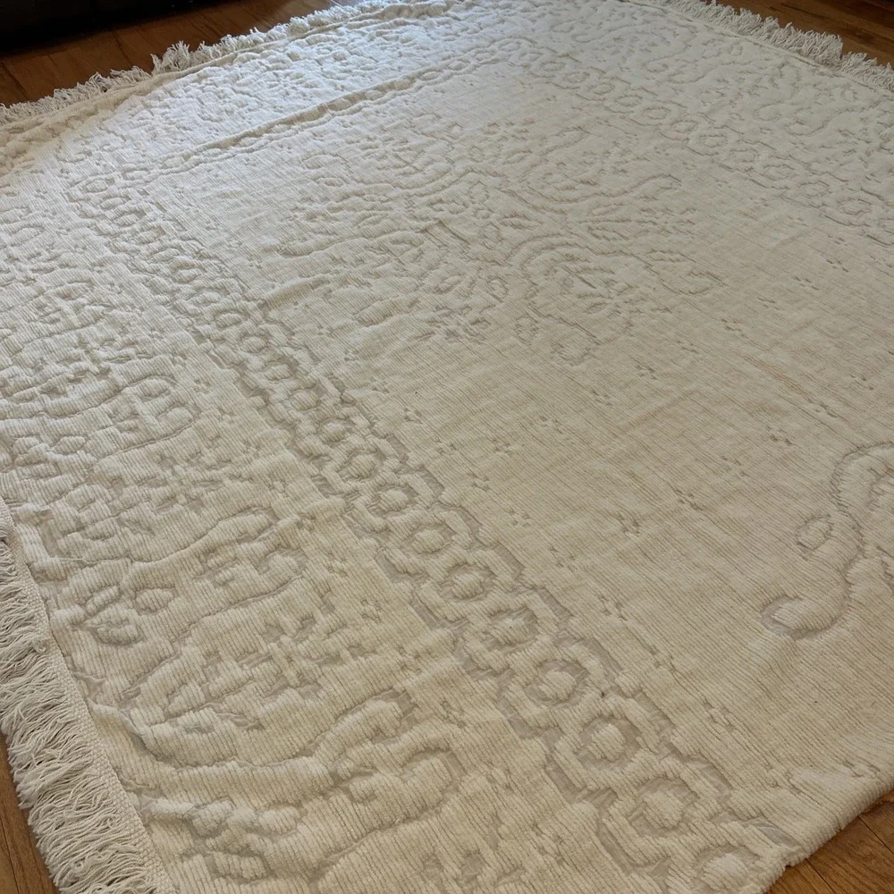 Vtg Cottagecore Chenille Pattern Bedspread Full Size White Fringe Blanket Granny